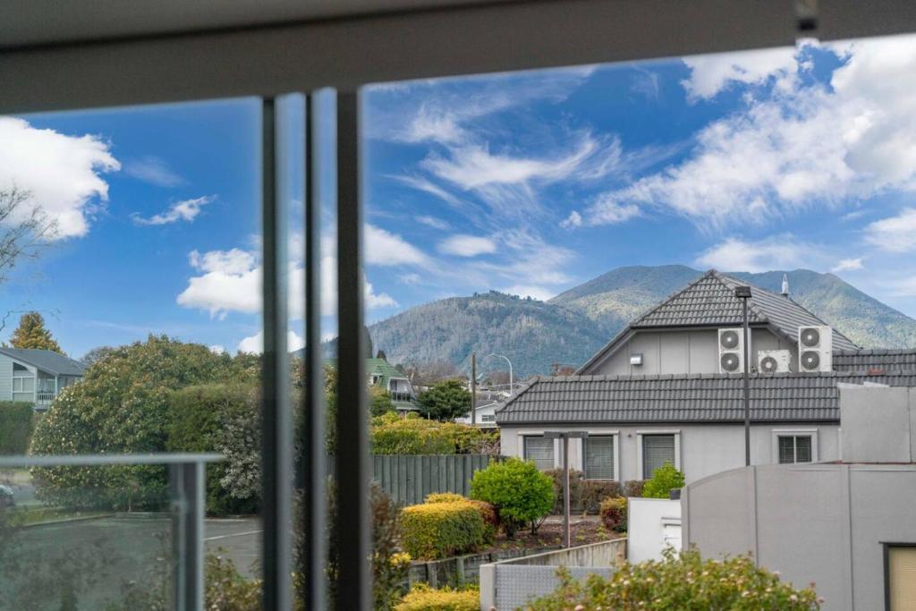 On the Edge of Town Apartment - Resim 10