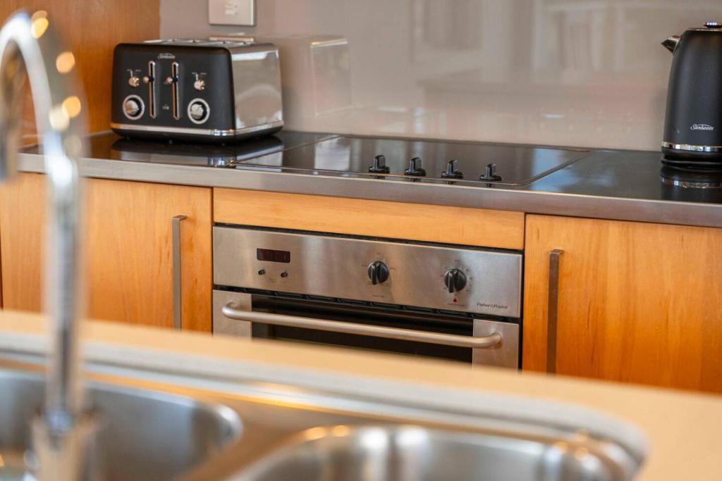 On the Edge of Town Apartment - Resim 12