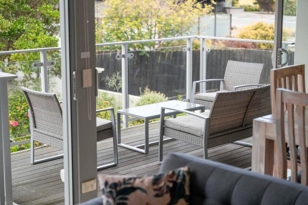 On the Edge of Town Apartment - Resim 13