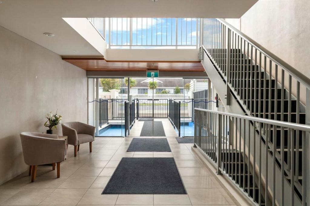 On the Edge of Town Apartment - Resim 14