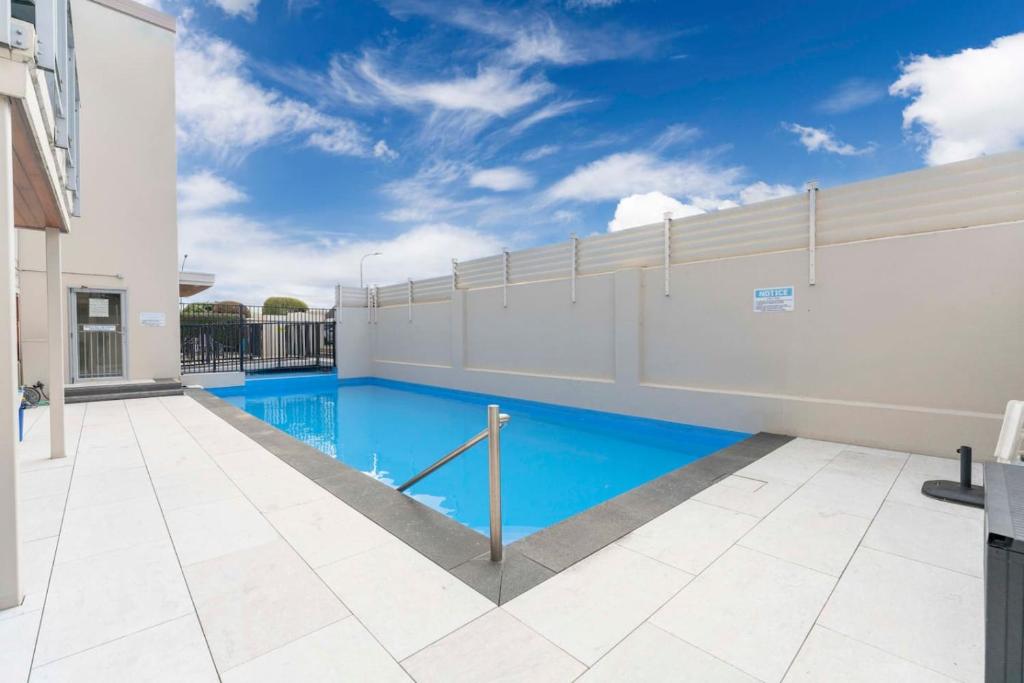 On the Edge of Town Apartment - Resim 1