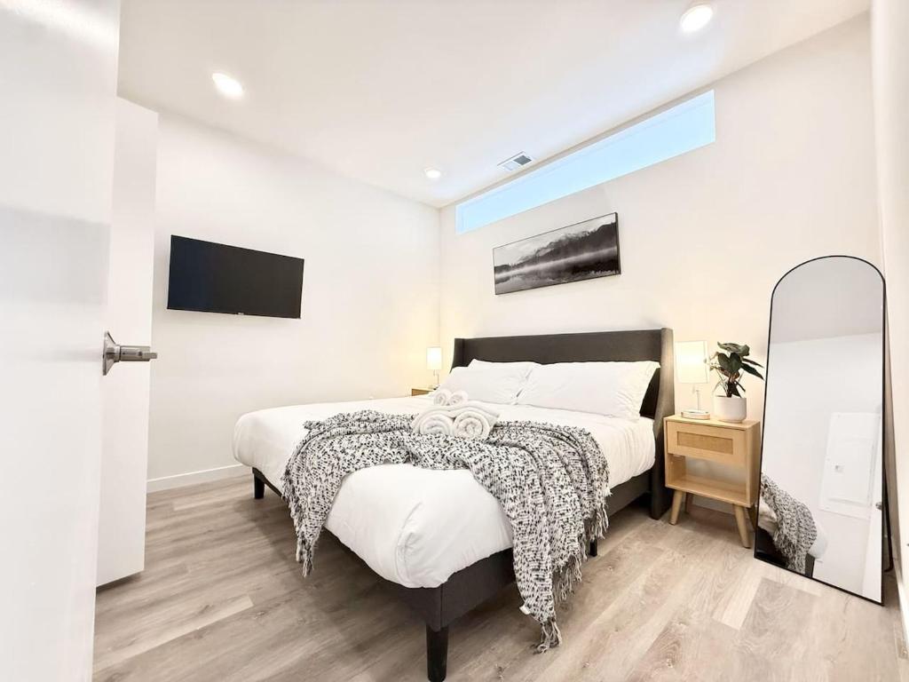 a bedroom with a large bed and a mirror at Central Philly 1Br Apt with Gym in Philadelphia
