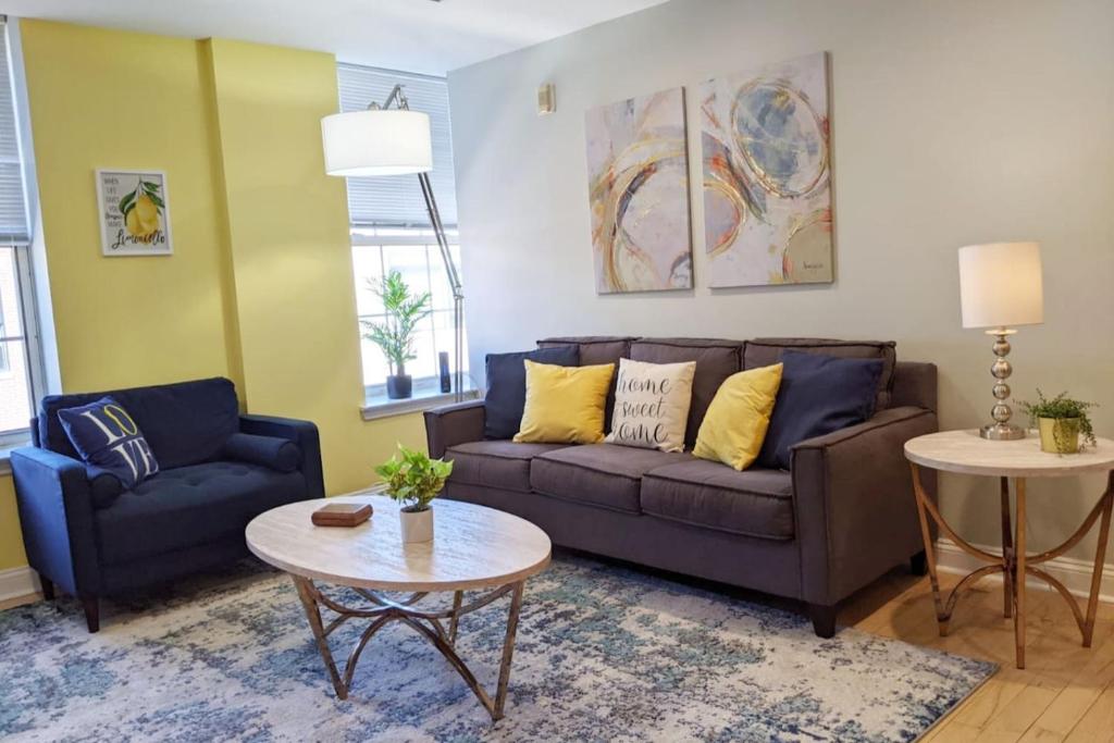 Posezení v ubytování Old City Apt Near Independent Hall and Liberty Bell