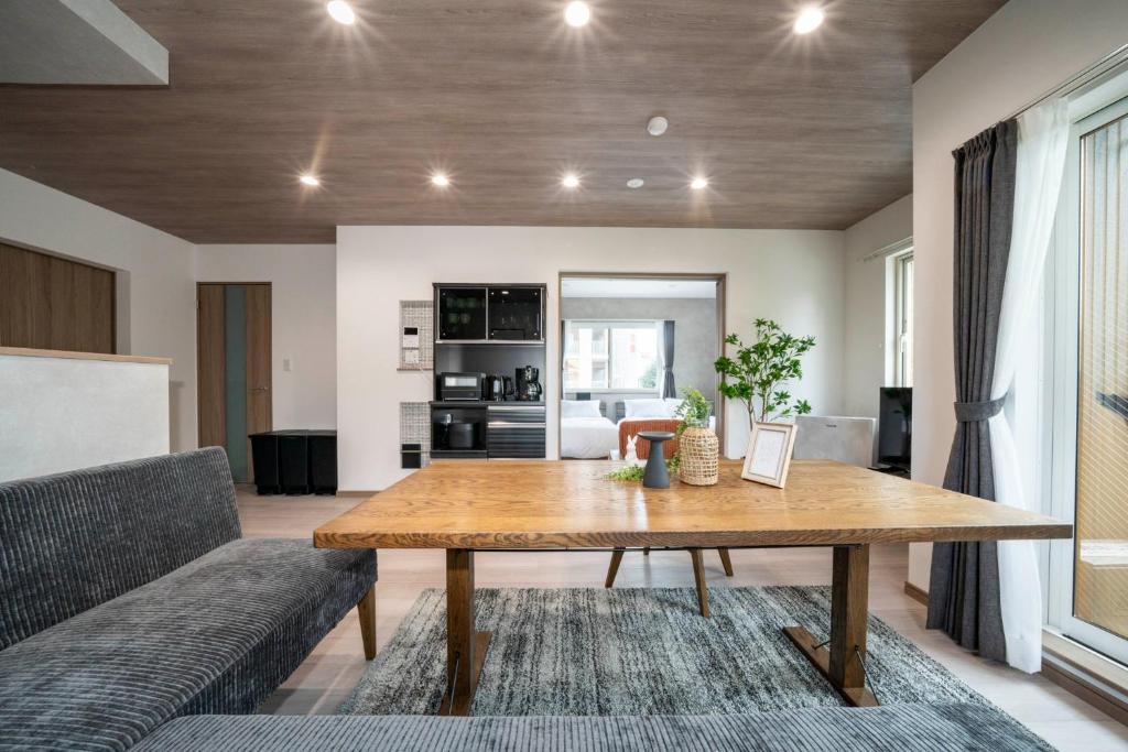 een woonkamer met een houten tafel en een bank bij MKS201 - Vacation STAY 20134 in Gojōdōri
