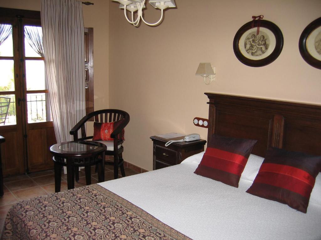 Cama o camas de una habitación en Hotel de Montaña Cueva Ahumada