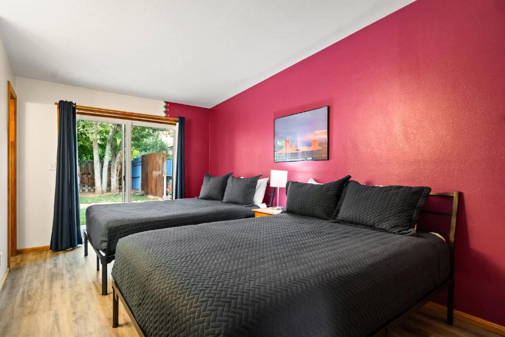 Ένα ή περισσότερα κρεβάτια σε δωμάτιο στο Near Downtown Adventure Nest - Rose Tree 4