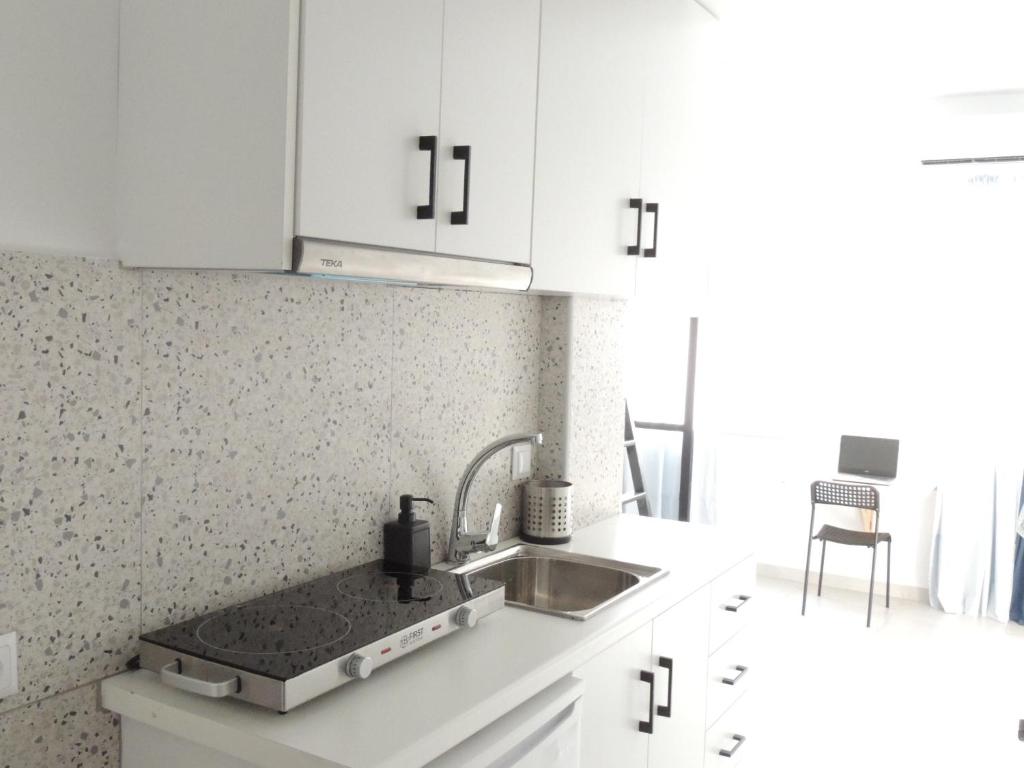 Köök või kööginurk majutusasutuses Ælis Suites in Psyrri - Rooftop Access & Acropolis View