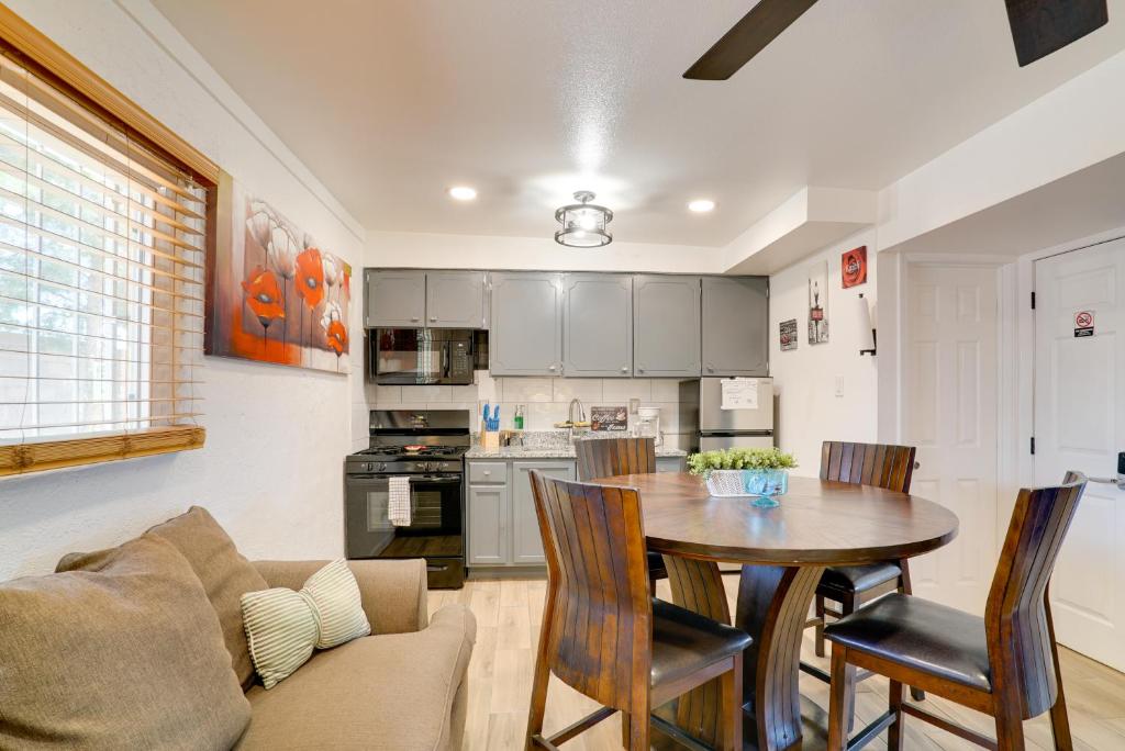 Η κουζίνα ή μικρή κουζίνα στο 4 Mi to Dtwn El Paso Pet-Friendly Apartment!