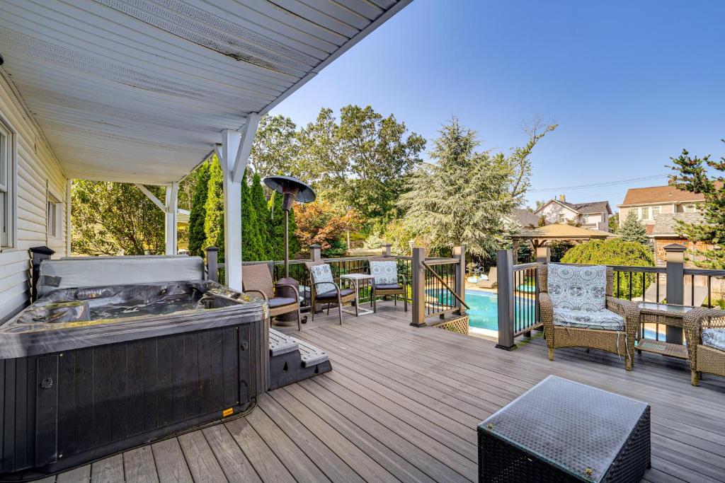 una terraza al aire libre con parrilla y piscina en 25 Mi to Powder Ridge Mtn Park Home with Hot Tub!, en New Haven