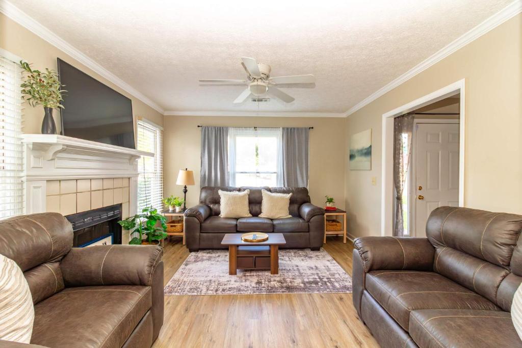 a living room with two couches and a ceiling fan at Columbus Cornerstone in Columbus