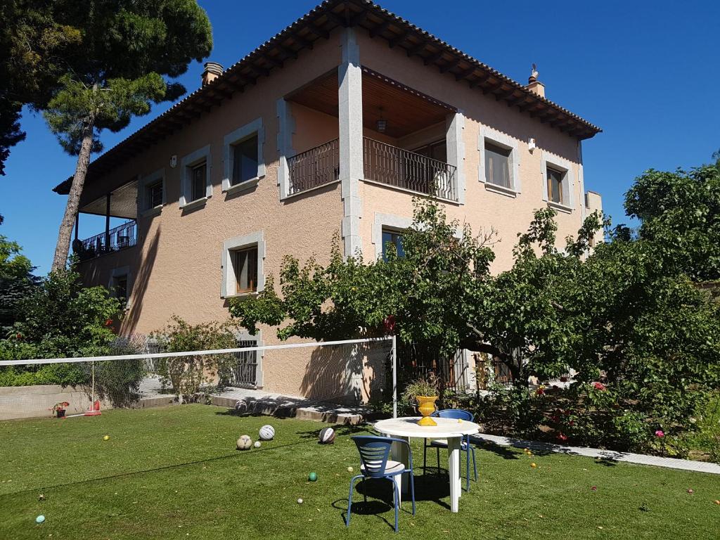 una casa con una red delante en Can Berge, en Figueres