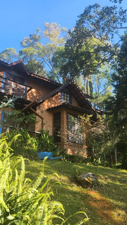 uma casa no quintal de uma casa em POUSADA NICO ON THE HILL em Monte Verde