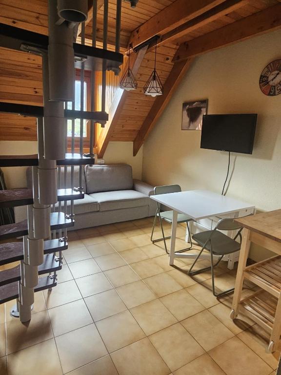 a living room with a table and a couch at 316 - Dúplex Pla de L'Ermita Boí Taüll in Pla de l'Ermita