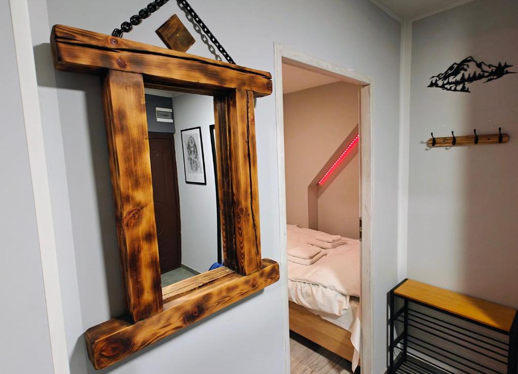 Postel nebo postele na pokoji v ubytování WYPOSAŻONY APARTAMENT, 10 KM szlakiem na Śnieżkę, otoczony górami i spokojem
