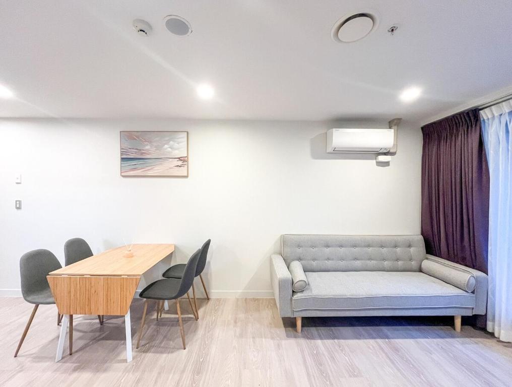 Stylish 2BR City Retreat with Cityscape Views, Pool & Gym - Resim 1