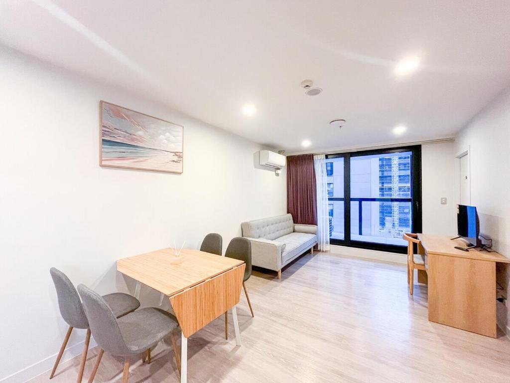 Stylish 2BR City Retreat with Cityscape Views, Pool & Gym - Resim 10