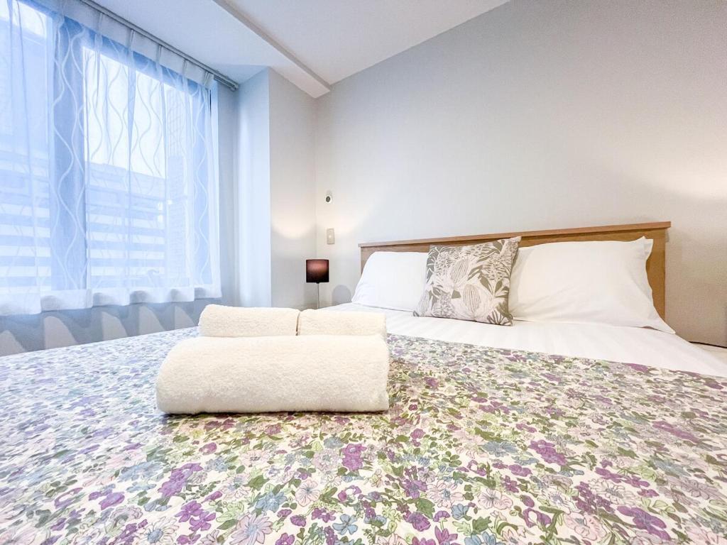 Stylish 2BR City Retreat with Cityscape Views, Pool & Gym - Resim 12