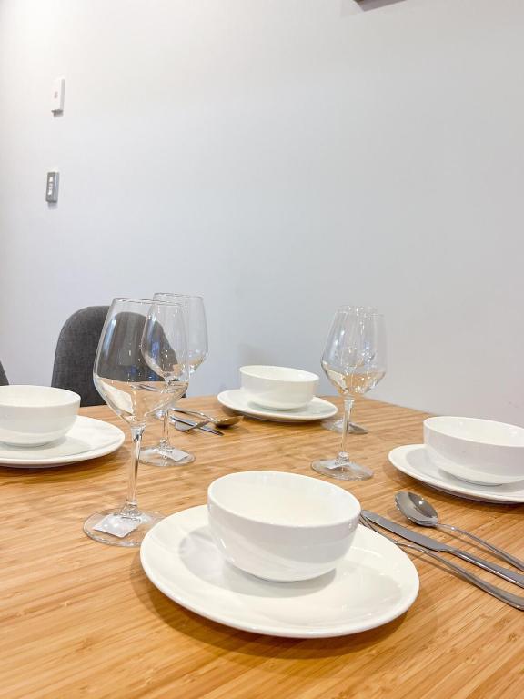 Stylish 2BR City Retreat with Cityscape Views, Pool & Gym - Resim 15