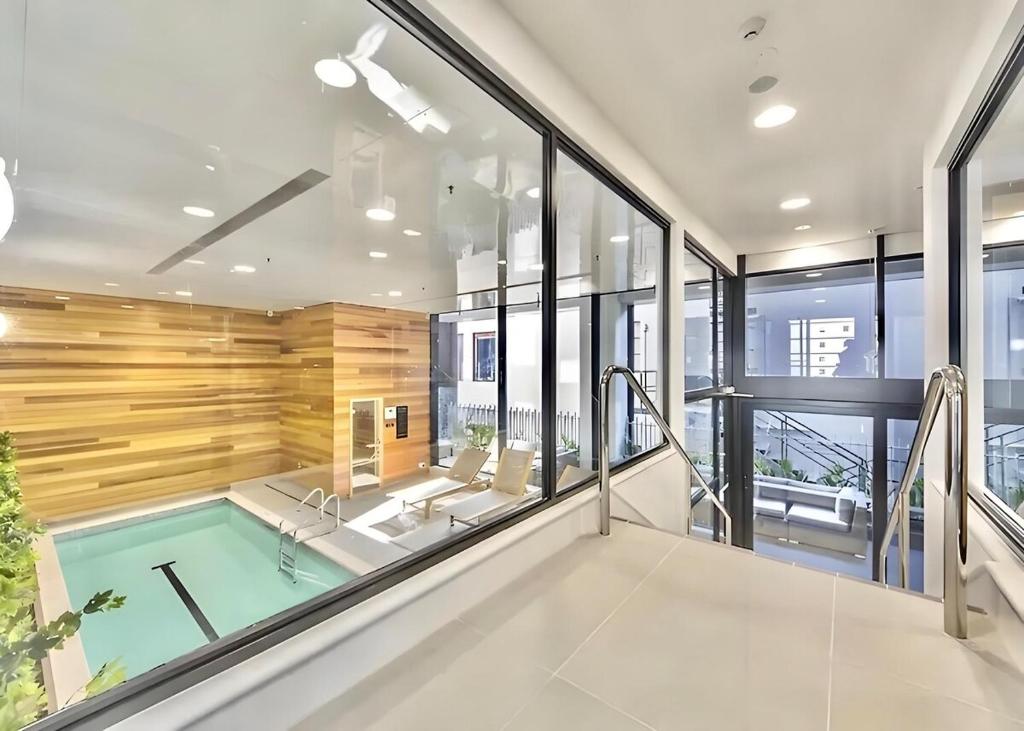 Stylish 2BR City Retreat with Cityscape Views, Pool & Gym - Resim 17