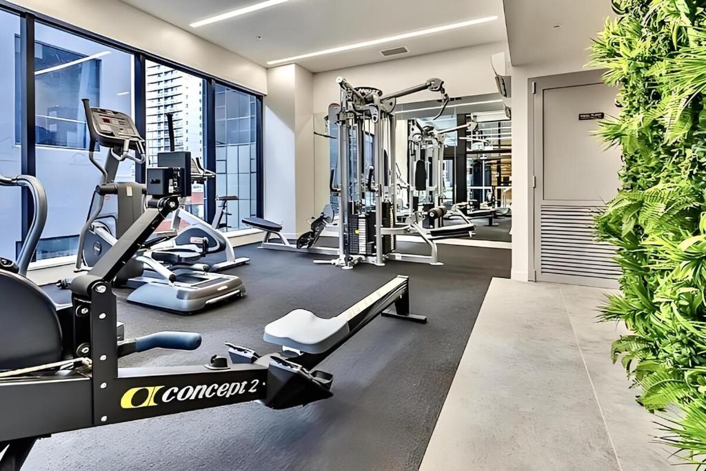 Stylish 2BR City Retreat with Cityscape Views, Pool & Gym - Resim 21