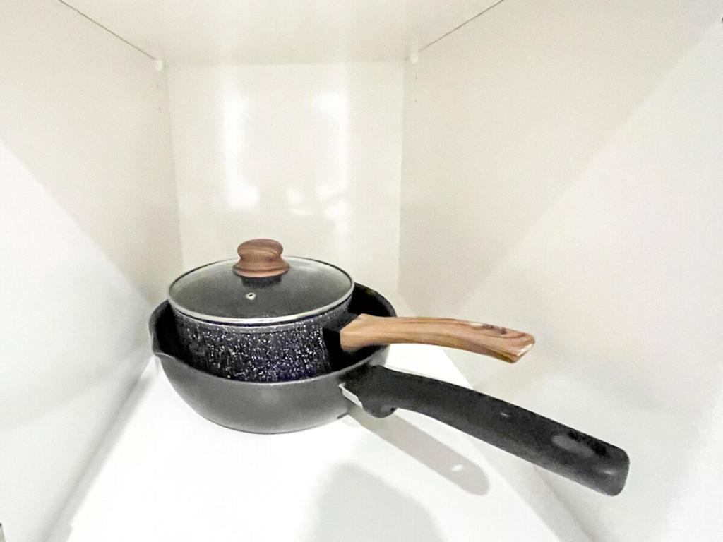 Stylish 2BR City Retreat with Cityscape Views, Pool & Gym - Resim 25