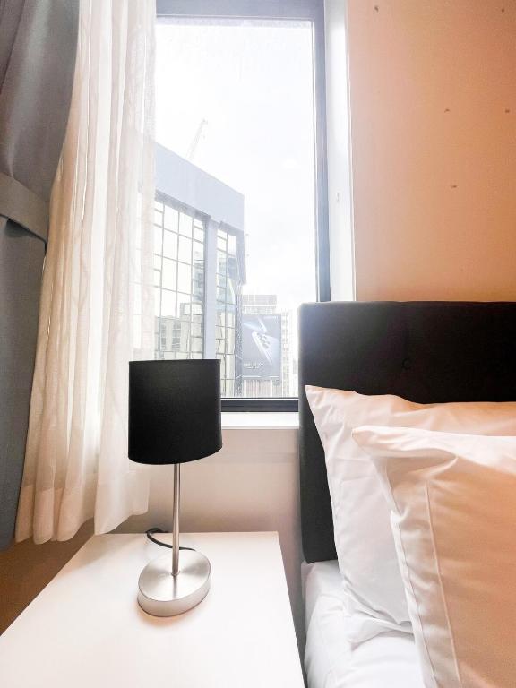 Stylish 2BR City Retreat with Cityscape Views, Pool & Gym - Resim 29