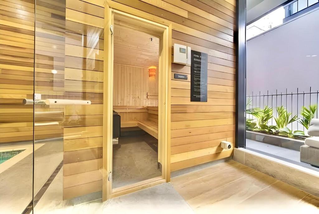 Stylish 2BR City Retreat with Cityscape Views, Pool & Gym - Resim 3