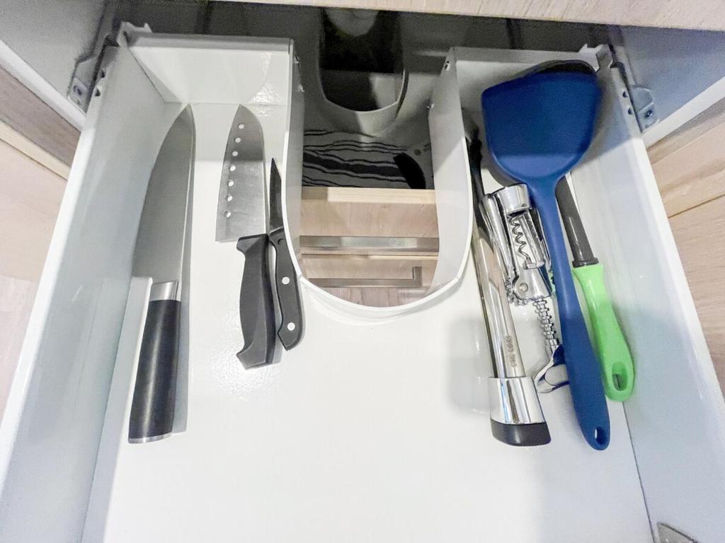 Stylish 2BR City Retreat with Cityscape Views, Pool & Gym - Resim 33