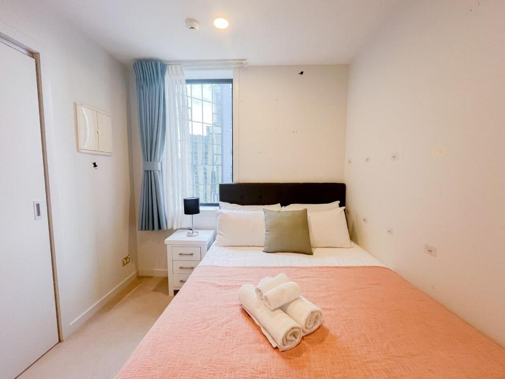 Stylish 2BR City Retreat with Cityscape Views, Pool & Gym - Resim 37