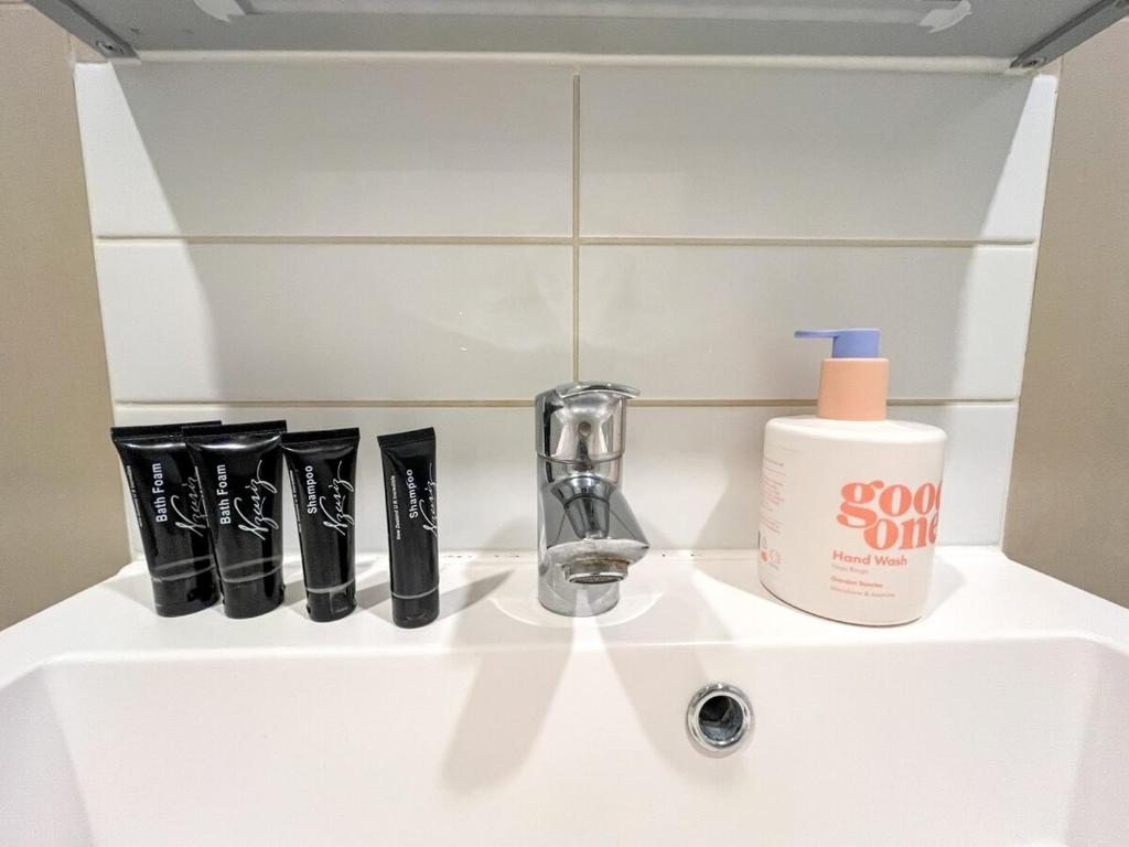 Stylish 2BR City Retreat with Cityscape Views, Pool & Gym - Resim 38