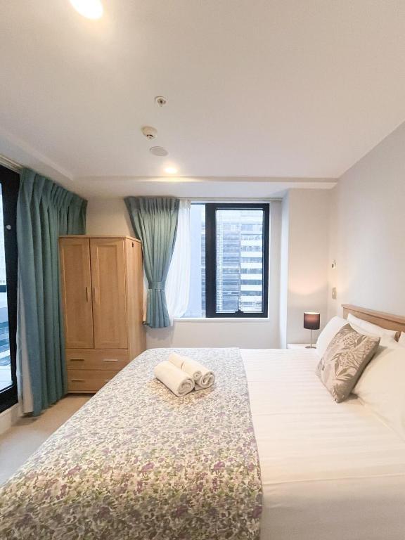 Stylish 2BR City Retreat with Cityscape Views, Pool & Gym - Resim 2