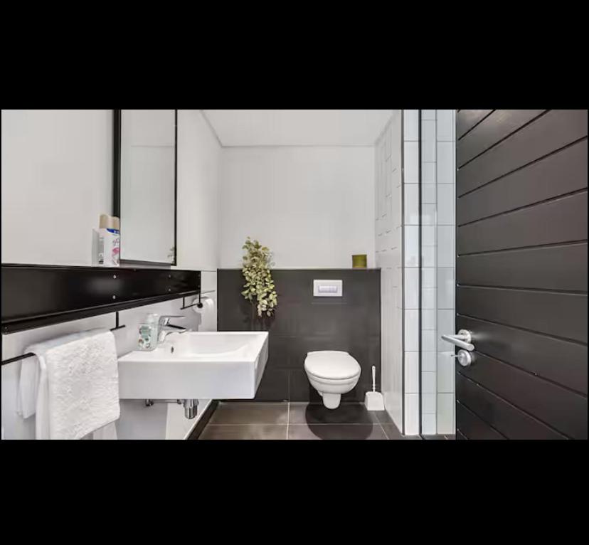 Ένα μπάνιο στο The bnb to be