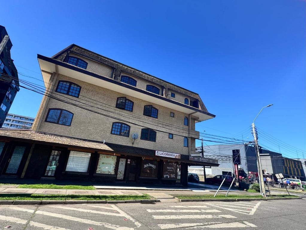 a building on the corner of a street at Aragonés departamentos in Temuco