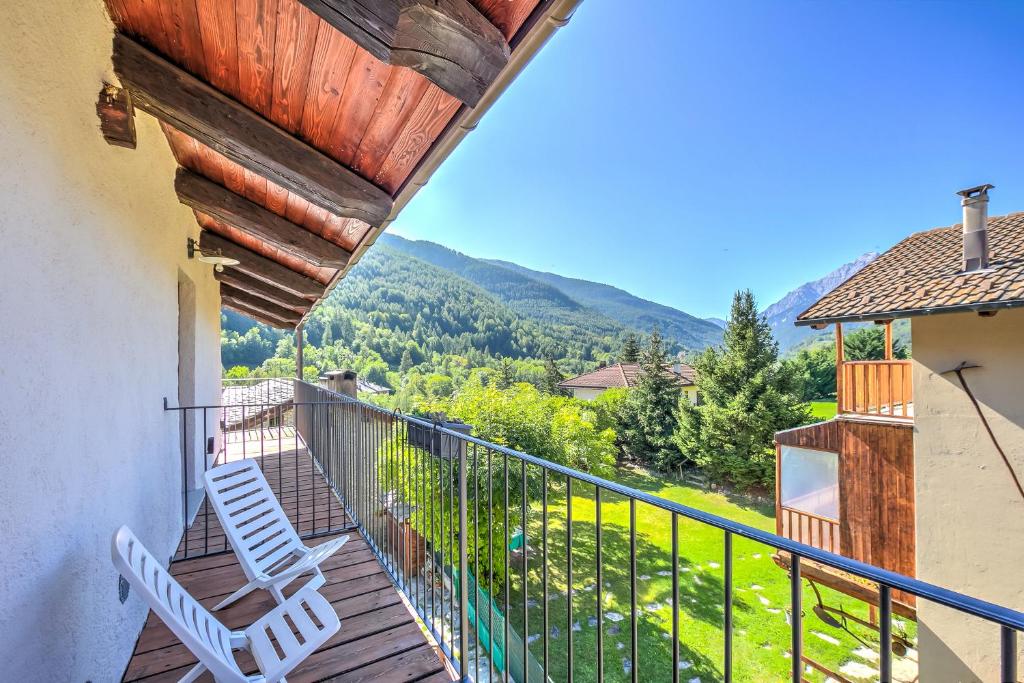 d'un balcon avec deux chaises et une vue sur la montagne. dans l'établissement San Marco Lodge Apt Mountain Retreat - Happy Rentals, à Oulx