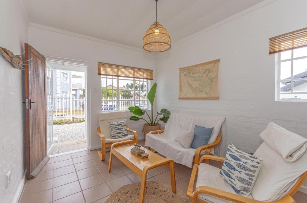 ウィルダネスにあるDe Schuit Beach Houseのソファと椅子とテーブルのあるリビングルーム