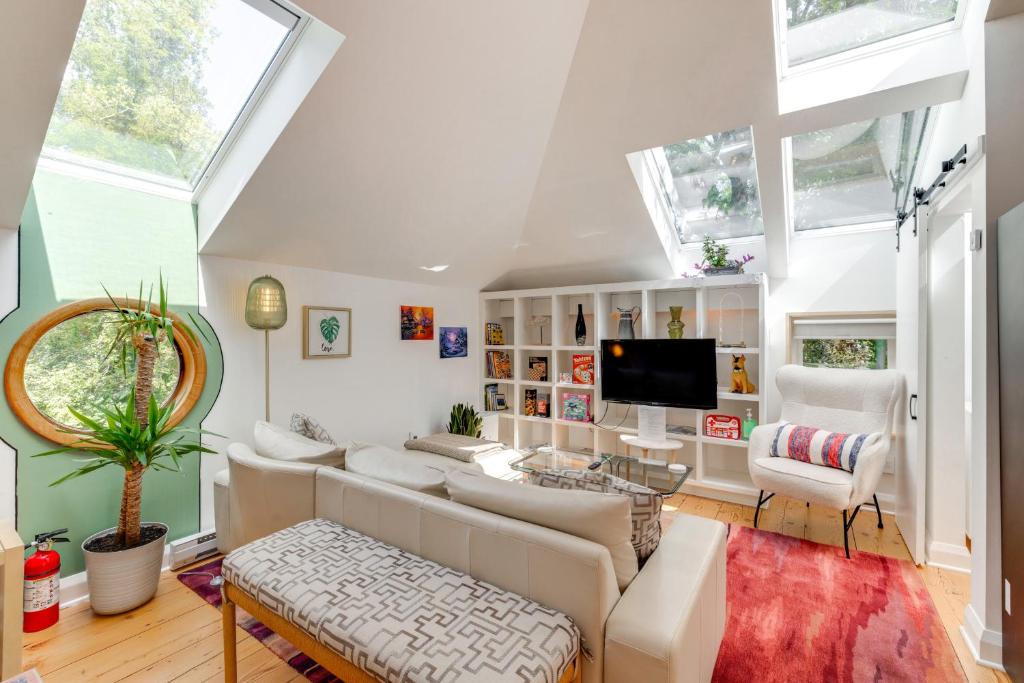 Televisyen dan/atau pusat hiburan di Pet-Friendly Minneapolis Studio Walk to Lake!