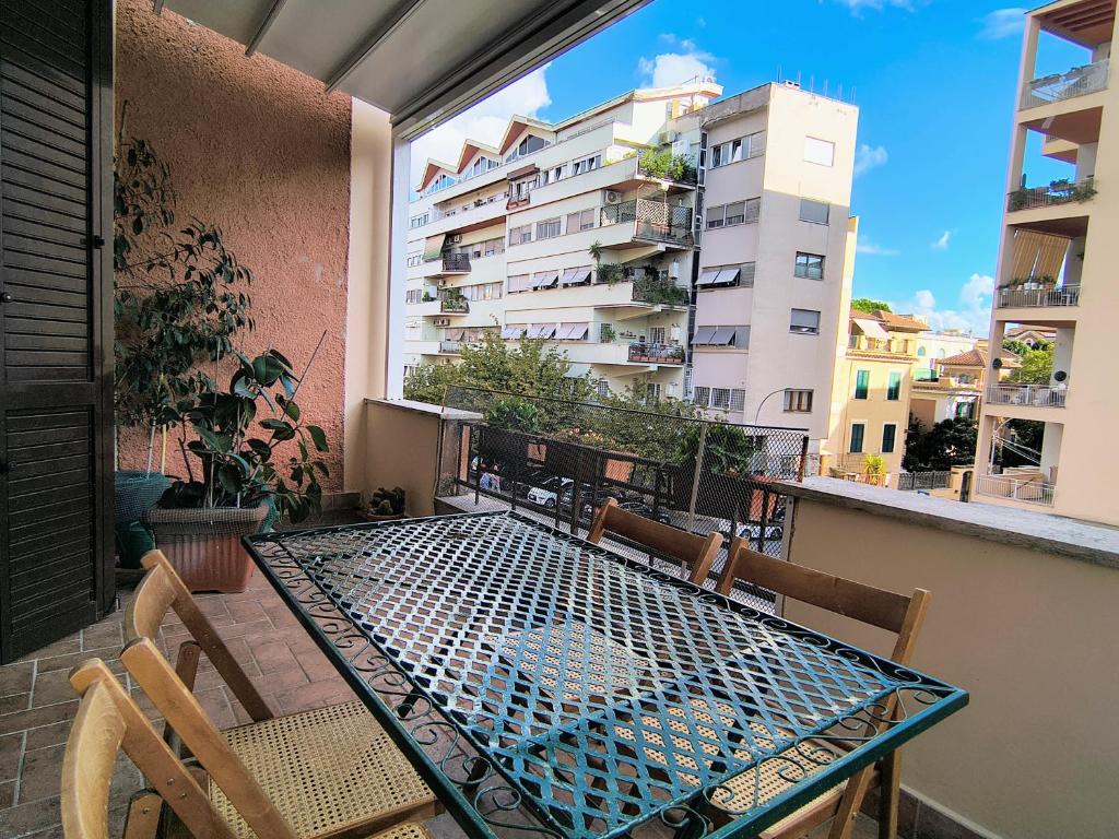 a balcony with a table and chairs and a building at Domus Oleandri - WelcomeToRhome in Rome