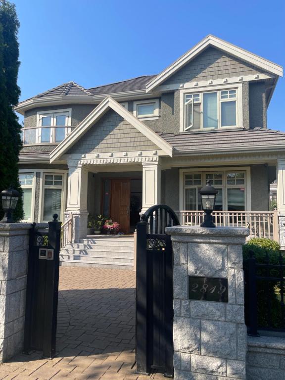 El edificio en el que está la habitación en casa particular