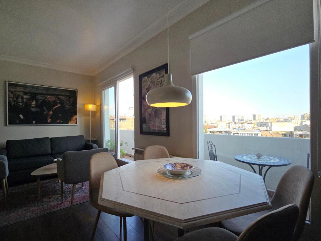a living room with a table and a couch at Santiago Centro Bellas Artes Lastarria in Santiago