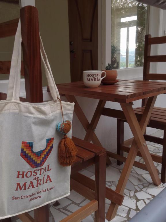 uma sacola sobre uma mesa de madeira em Hostal De María em San Cristóbal de Las Casas