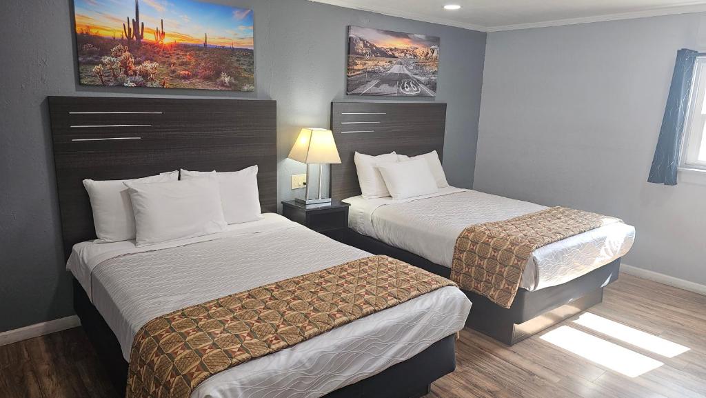 Travelers Inn photo