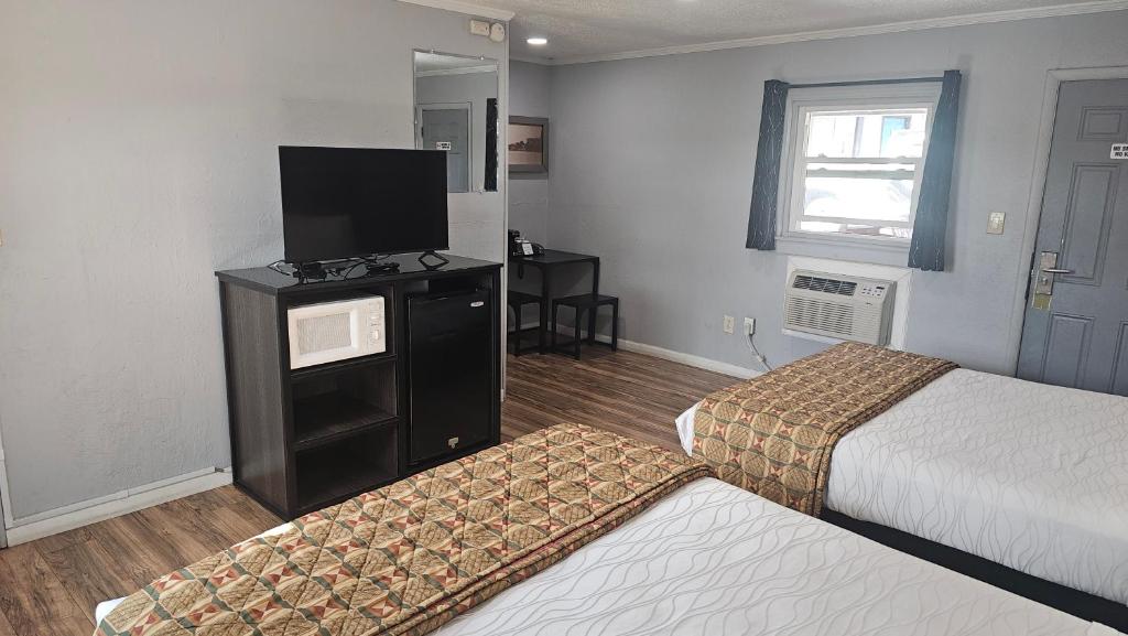 Travelers Inn photo