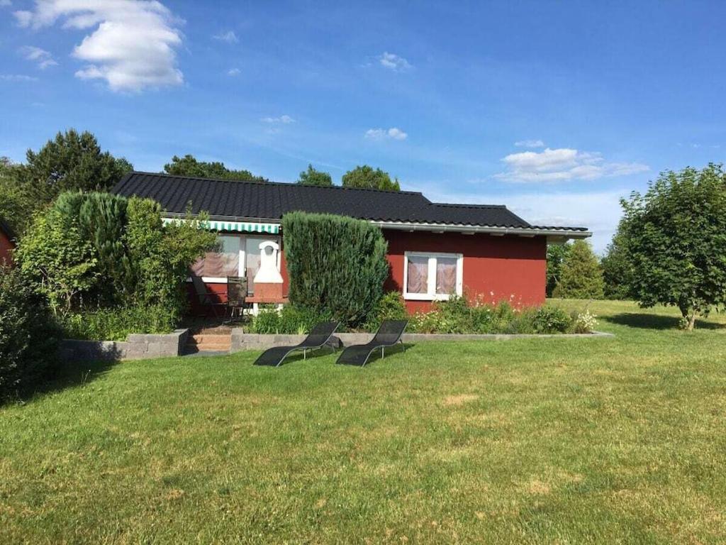 Vườn quanh Holiday home in Daun with swimming pool