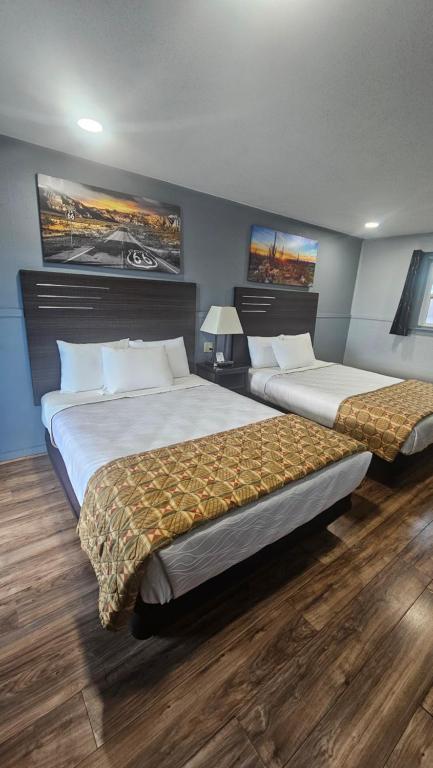 Travelers Inn photo