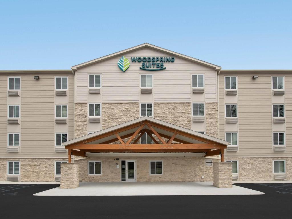 a large building with a sign on top of it at WoodSpring Suites Medford near I-5 in Medford