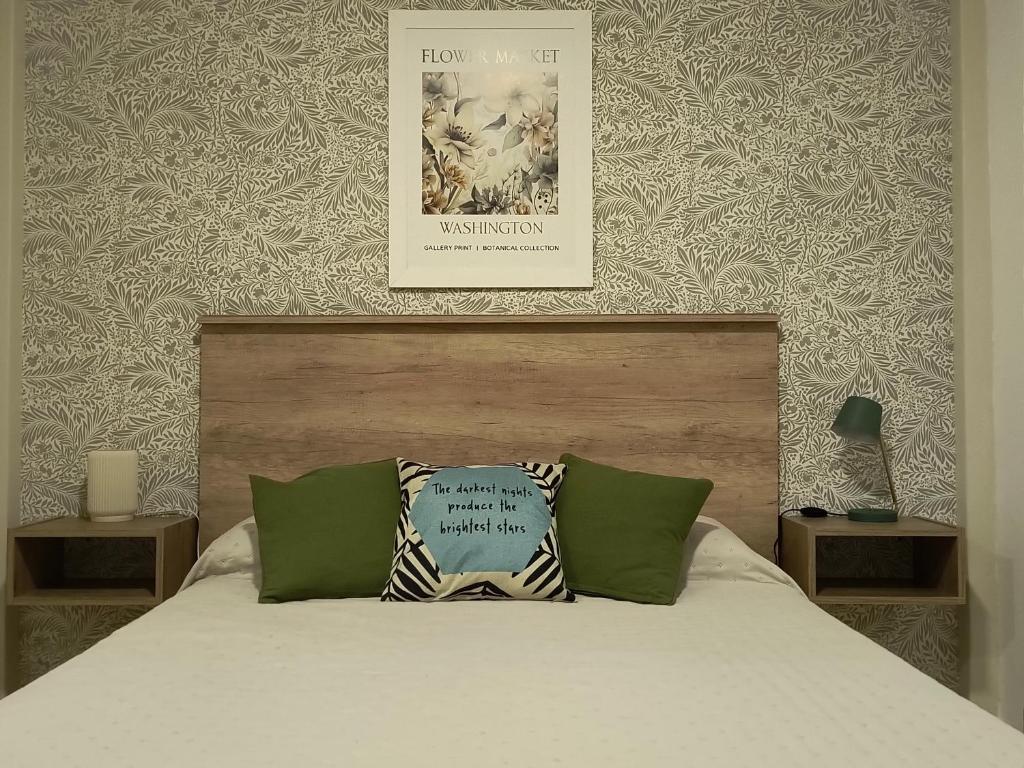 ein Schlafzimmer mit einem Bett mit einem Poster an der Wand in der Unterkunft MONOAMBIENTE VINTAGE in Mar del Plata