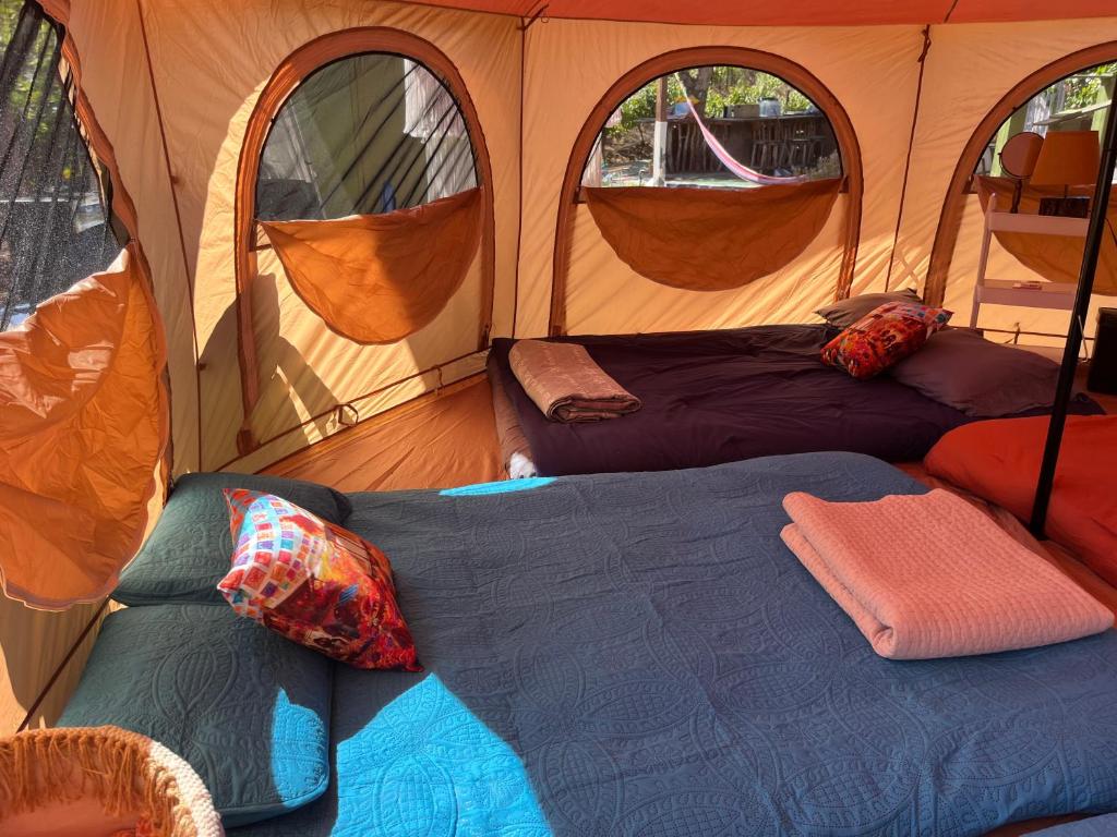 Postel nebo postele na pokoji v ubytování Lago Amor del Valle Glamping Súper
