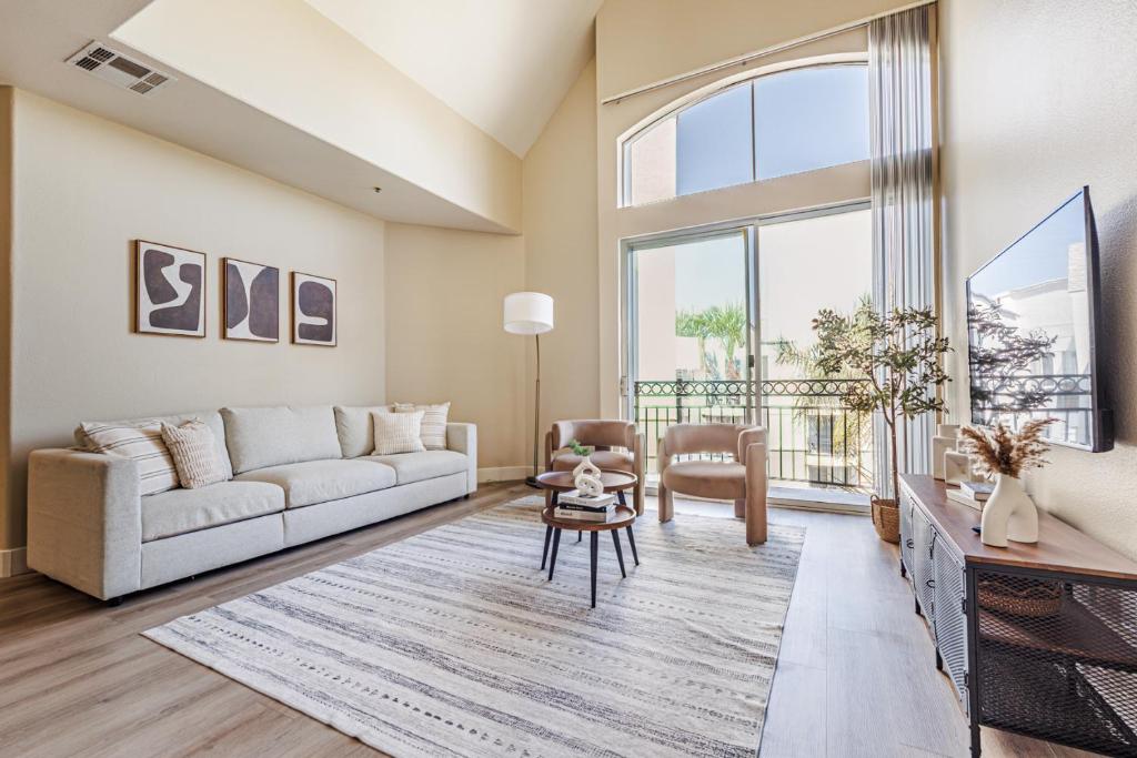 una sala de estar con un sofá y una mesa en 2BD Marina Condo Near Venice Beach, Pool & Free Parking, en Los Ángeles