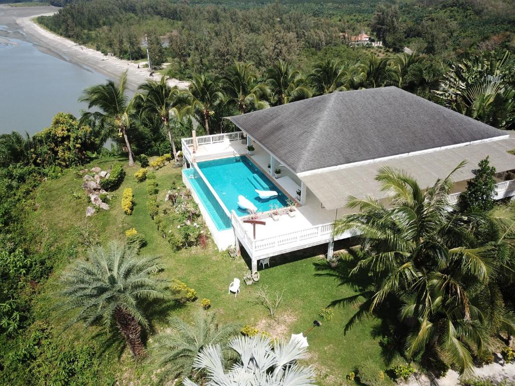 Piscina de la sau aproape de The Sunny Hill Pool Villa 180° Panoramic Sea View
