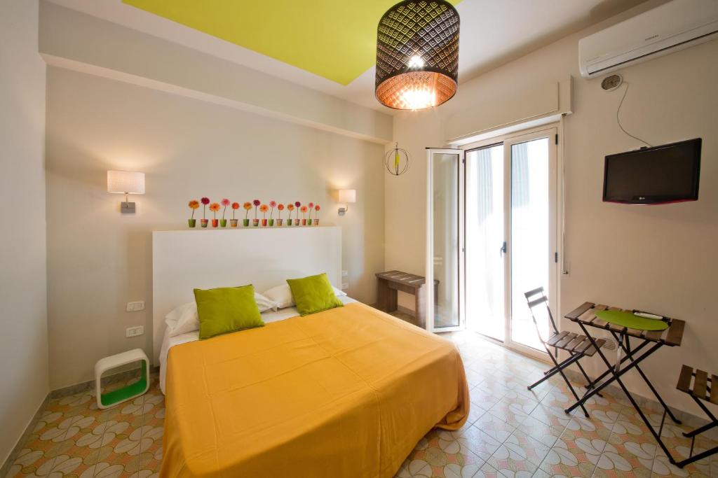 マリーナ・ディ・
スキアヴォネアにあるB&B Il Quadratoのベッドルーム1室(黄色い毛布付きのベッド1台付)